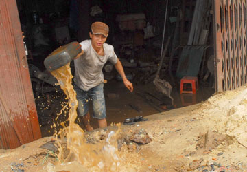 Bi hài cuộc đua nâng đường - nâng nhà - Bài 1: Nhà bỗng thành hang!